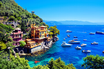 Luxurious seaside villas of Portofino, Italy. Scenic cove with boats in the Mediterranean Sea. - obrazy, fototapety, plakaty