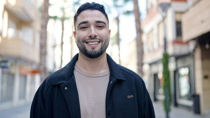 Obraz premium Young arab man smiling confident standing at street