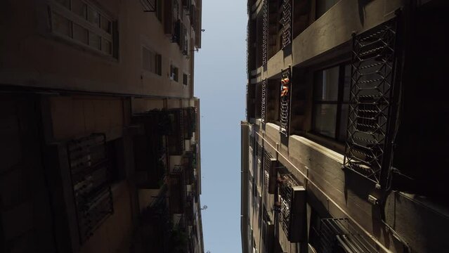 Plano nadir en calle estrecha de Barcelona