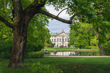 Warszawski park w wiosenny słoneczny dzień