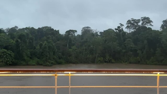 Regentag auf dem Amazonas