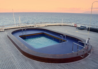 Pool an Deck eines Kreuzfahrtschiffes