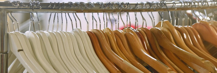 Lange Reihe mit Kleiderbügeln auf einem Garderobenständer