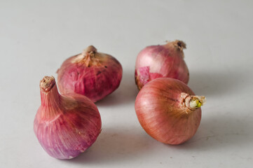 Fototapeta premium red onions on a white background