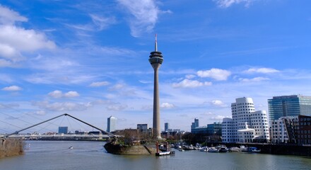 Fototapeta na wymiar Panorama von Düsseldorf mit Blick auf den Fernsehturm