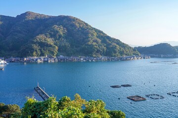 Obraz premium 秋の伊根の舟屋の情景