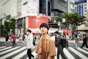 渋谷のスクランブル交差点を歩く若い男性