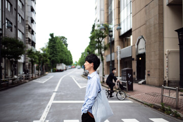 渋谷の通りを歩く若い男性