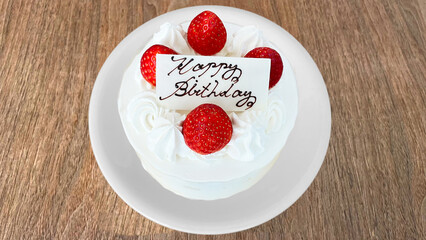 テーブルに置かれた誕生日用ホールケーキ