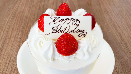 テーブルに置かれた誕生日用ホールケーキ