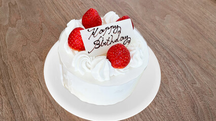 テーブルに置かれた誕生日用ホールケーキ