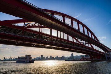 神戸大橋と夕暮れの神戸港　神戸市中央区港島北公園にて