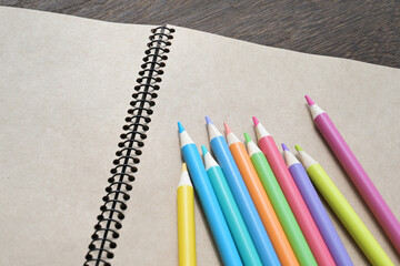 色鉛筆とノート