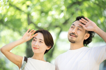 Couple dazzled by summer sun Extreme heat, strong sunlight, and heat stroke.