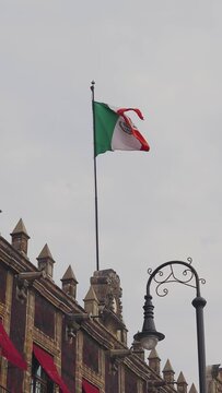 Bandera M&eacute;xico izada en edificio en una tarde de Z&oacute;calo de la Ciudad de M&eacute;xico