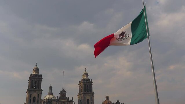 Bandera M&eacute;xico izada en z&oacute;calo en una tarde de la Ciudad de M&eacute;xico