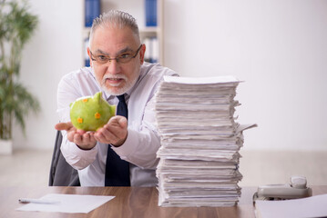 Fototapeta premium Old male employee in planning retirement concept