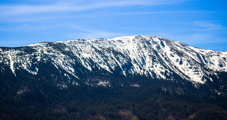 Fototapeta na wymiar Zaśnieżony szczyt Babiej góry z maju