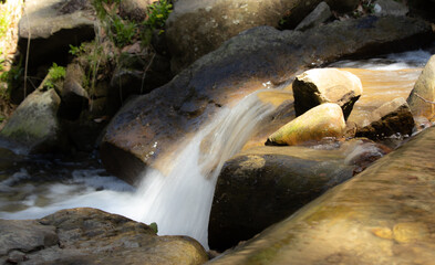 Woda z górskiego strumyka płynąca do kamieniach