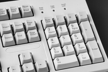 黒をバックにキーボードが置かれている