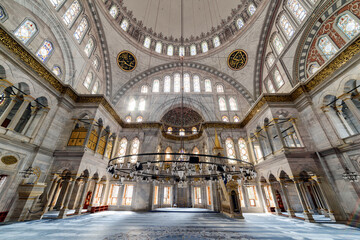 Fototapeta na wymiar Interior of the Nuruosmaniye Mosque, Istanbul, Turkey