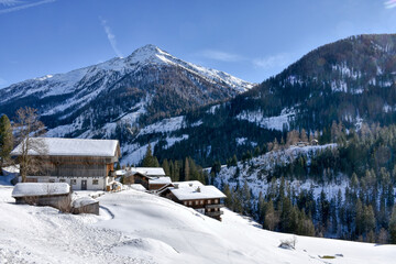 Virgen, Virgental, Winter, Straße, geräumt, Schneeräumung, verschneit, Schnee, weiß, Weiler, Bauernhof, Gehöft, Tradition, Jahreszeit, Schneeplanken, Iseltal, Isel, Baum, kahl, Laubbaum, Tiefschnee, H