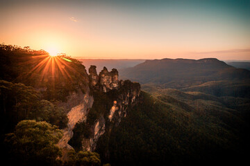 The sunrise of the Three Sisters Peak in the Blue Mountains National Park - obrazy, fototapety, plakaty