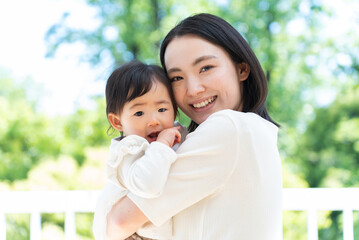 赤ちゃんを抱っこするお母さん