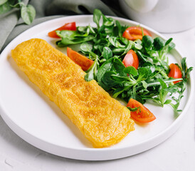 Omelet with fresh spinach and tomato salad