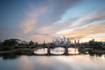 Plakat View of the skyline of Frankfurt am Main at dusk, Germany