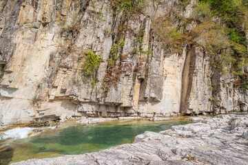 新緑期の屏風岩（福島県南会津町）
