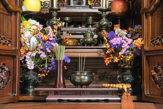日本のお仏壇　仏花と数珠と線香の煙　Incense burner on Butsudan (household Buddhist altar) in Japanese house