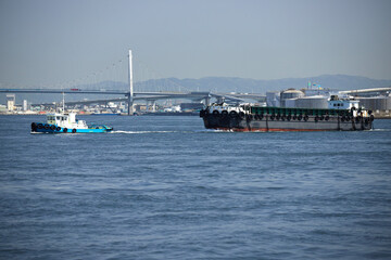 大阪湾の貨物船の風景