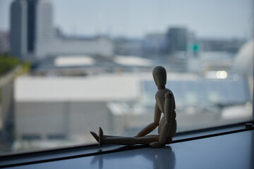 ホテルの窓側に座るマネキン人形