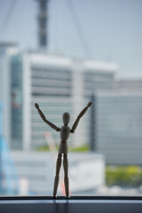 ホテルの窓側に立っている木製のマネキン人形