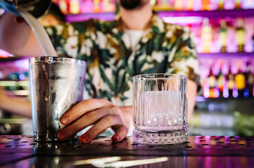 man hand bartender making cocktail in glass on the bar counter