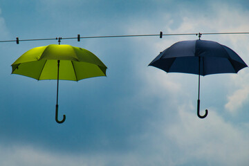 Regenschirme in der Luft- Fußgängerzone von Meppen im Frühjahr
