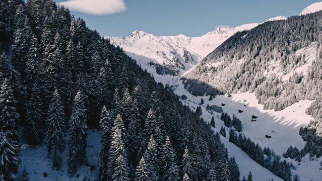 Luftaufnahmen von den schweizer Alpen im Winter