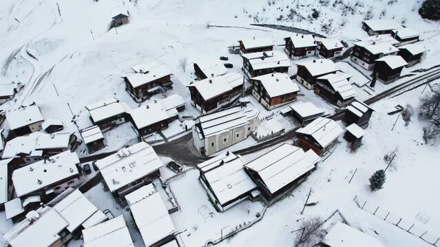 Luftaufnahme von einem schweizer Dorf im Winter