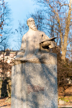 Marble statue of the 19th-century Italian painter Filippo Carcano in Indro Montanelli gardens, Porta Venezia district, Milan, Italy