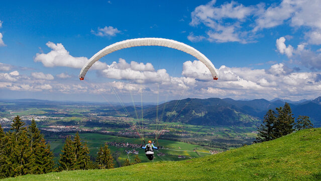 Paraglider hebt am Startplatz am Blomberg zum Flug ab