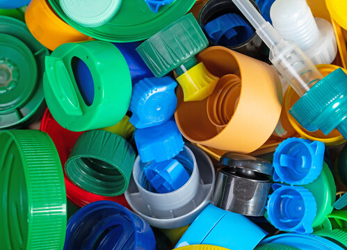 Verschiedene Schraubverschlüsse und Kappen aus Kunststoff zum recyceln