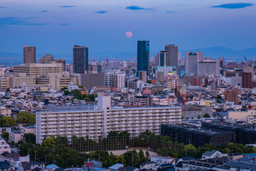 ブルーアワーの街と月