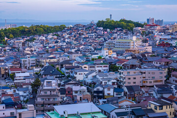 夕暮れ時の街並み