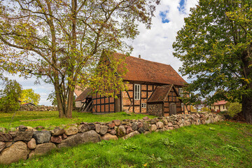 Haus und Mauer in Carwitz in der Feldberger Seenlandschaft