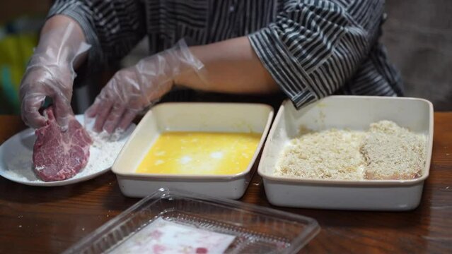 とんかつを作る女性