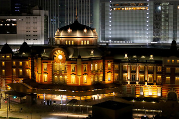 Fototapeta na wymiar 夜にライトアップされた東京駅の駅舎と丸の内の高層ビルと幻想的な夜景・デートスポット（東京都千代田区）