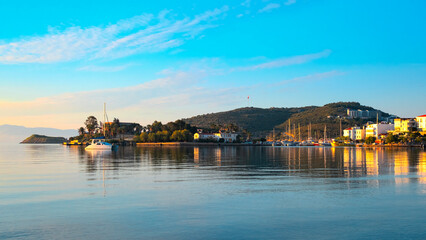 Obraz premium Calm sea and reflections at sunrise in Datça, the famous holiday resort of Muğla on the Aegean coast of Turkey