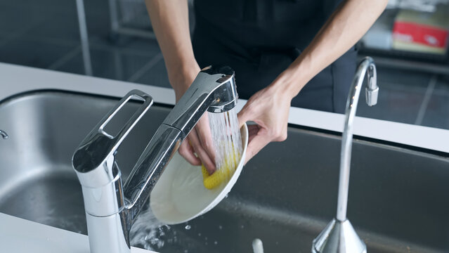皿を洗う男性