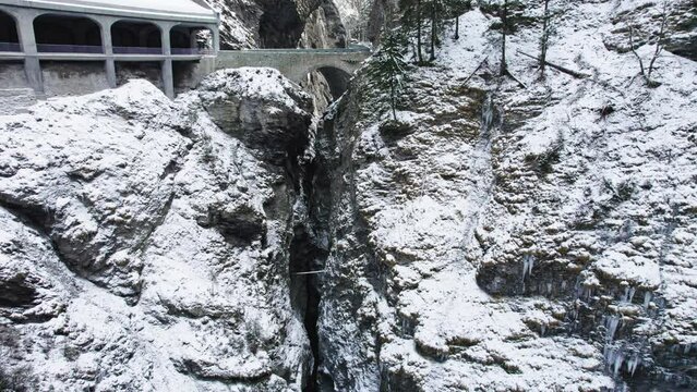 Drohnenaufnahme von der Viamalaschlucht in Graubünden/Schweiz bei Schnee